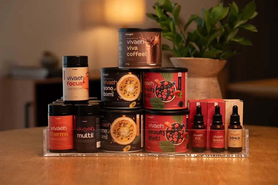 Linha completa de produtos Vivaeh sobre mesa de madeira